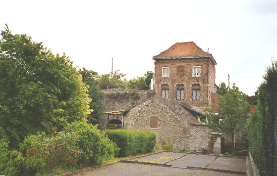 Le château des moines et l'usine à carreaux